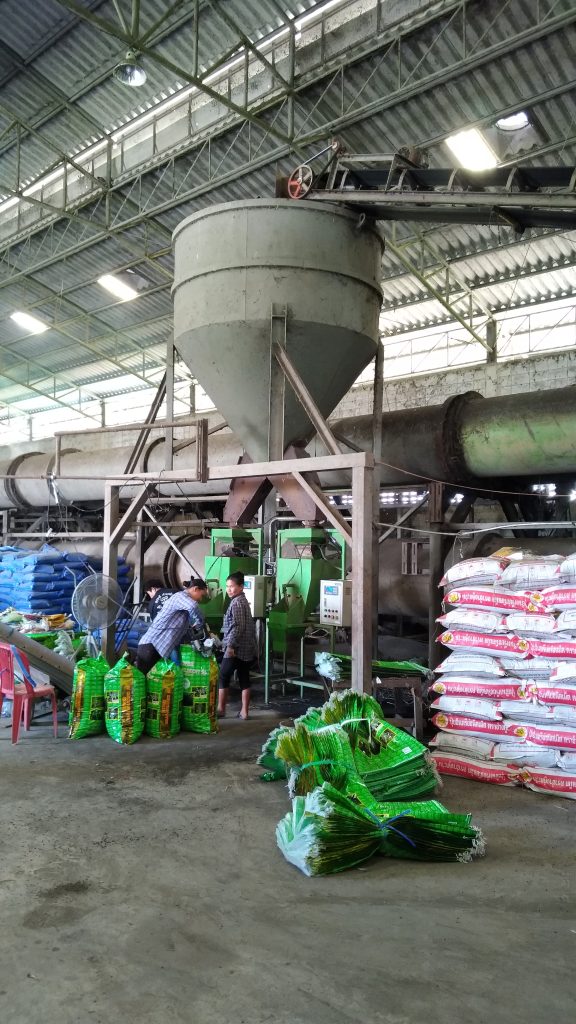 Filling fertilizer into bags by using automatic scales